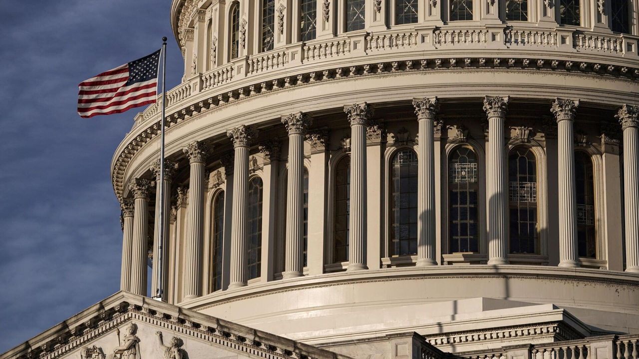 Сенат США одобрил решение об отмене глобальных пошлин Трампа.