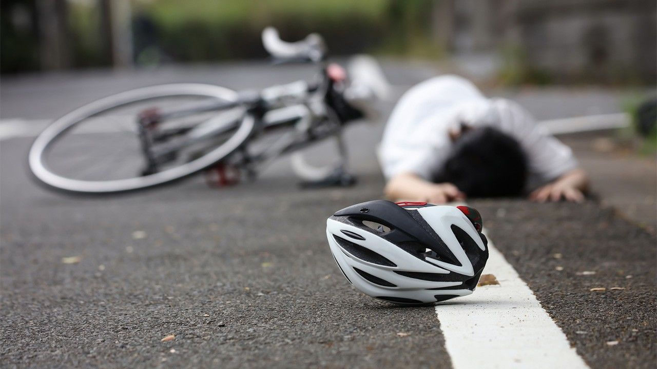 Doi bicicliști s-au ciocnit la o intersecție de la Țînțăreni: Ambii au fost spitalizați.
