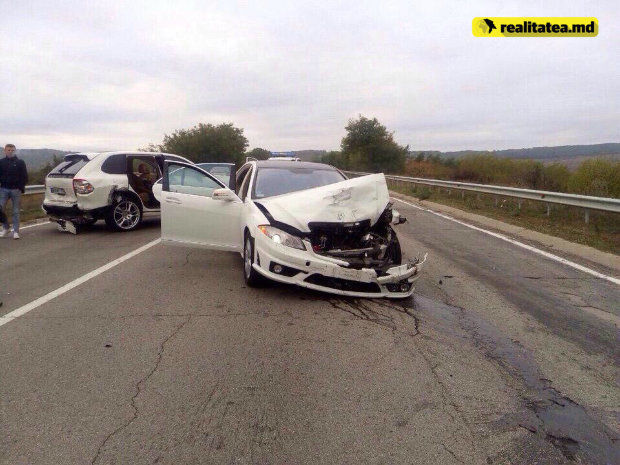 Un Mercedes a fost distrus după ce s-a ciocnit cu un Porsche. Foto: realitatea.md