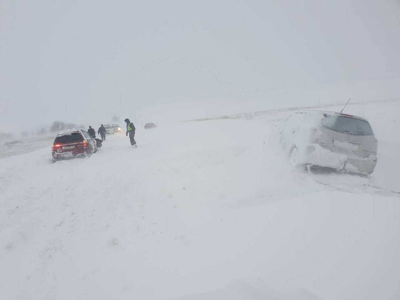 В Каушанах в заблокированном в снегу авто нашли тела двух человек.