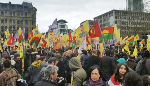 Участники демонстрации массово принесли курдскую символику и флаги.