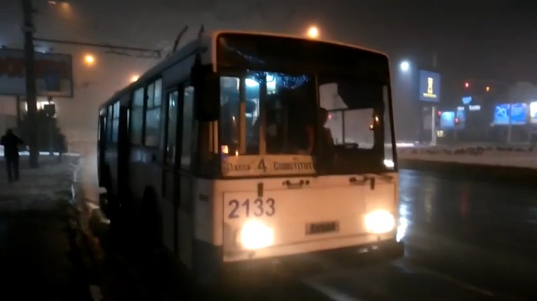 Электронное панно, на котором должен высвечиваться маршрута троллейбуса, вышло из строя.