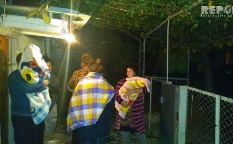 После сильного землетрясения в Азербайджане люди боятся возвращаться в дома.