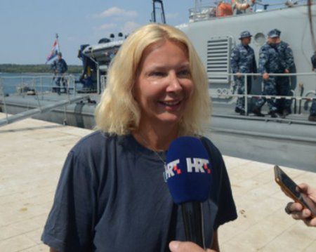 В поисках женщины принимали участие береговая охрана, гражданские суда, а также самолет PC-9.