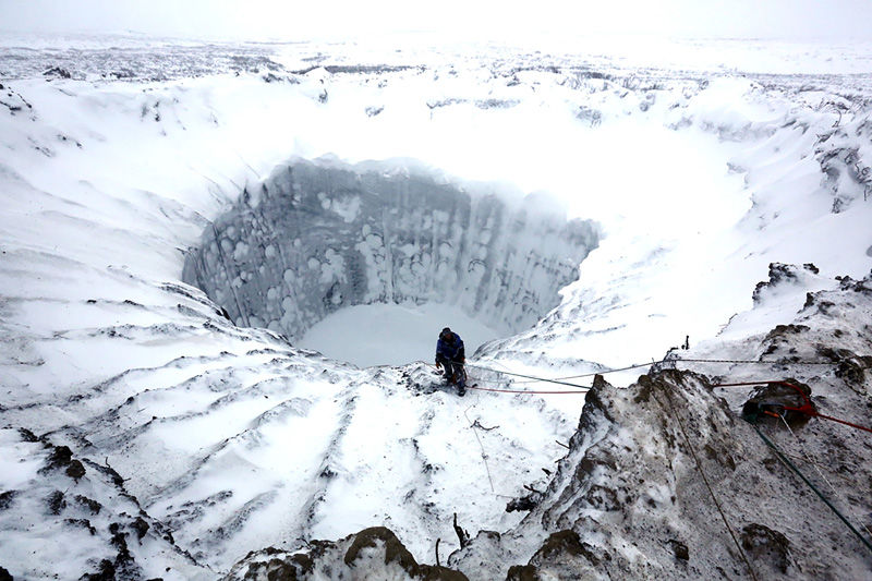 Ученые впервые заглянули в гигантский кратер в Антарктиде.