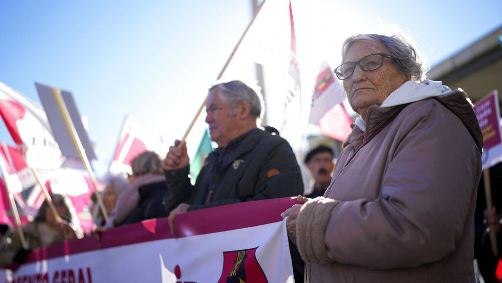 Португальцы провели акции протеста против роста стоимости жизни.