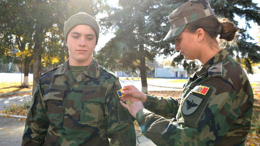 Носатый: Военнослужащие-контрактники больше не будут приносить еду из дома.