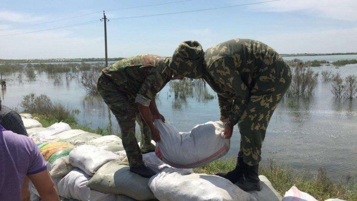 Спасатели - о строительстве дамбы: Грузили мешки и даже не ели.