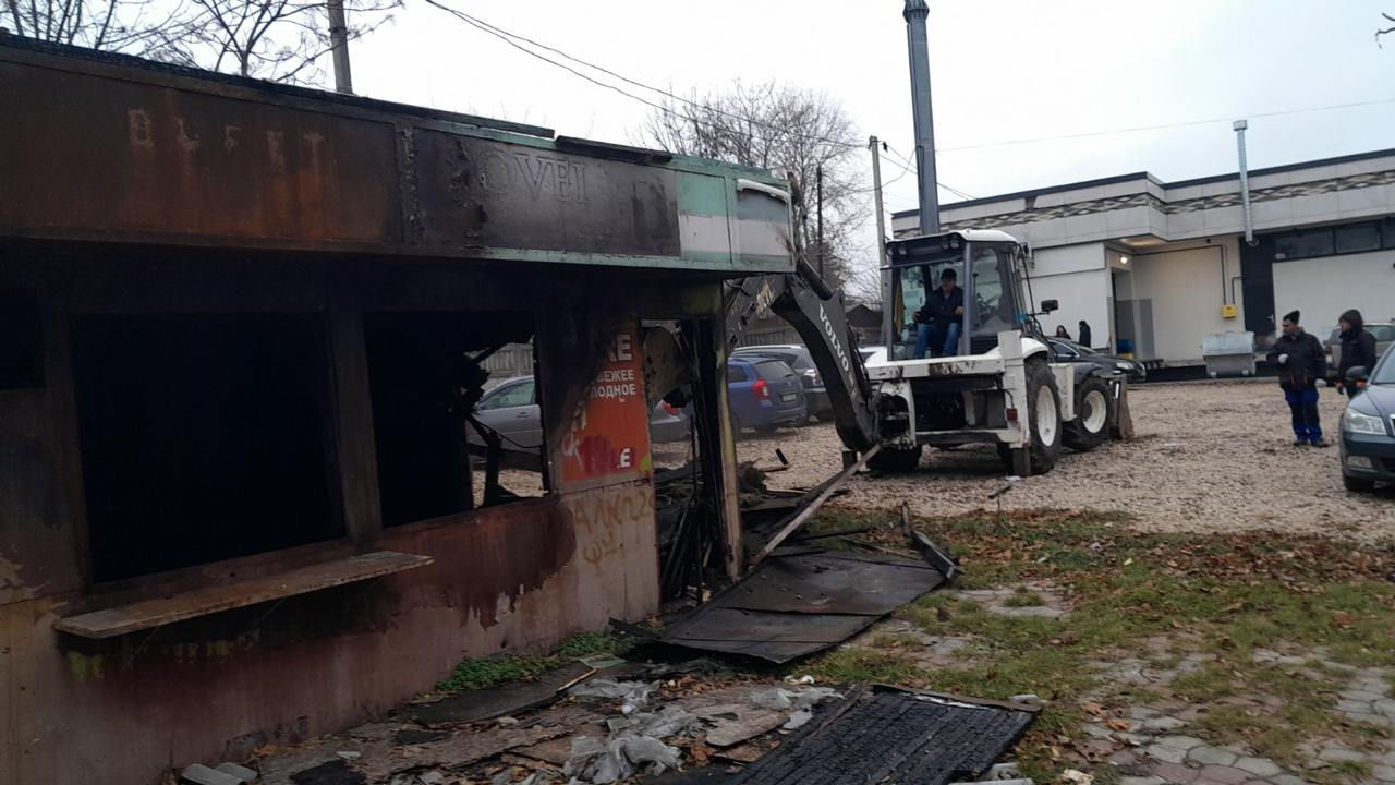 В столичном секторе Чеканы снесли самовольную постройку.