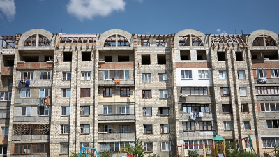 Aproape 20 de familii dintr-un bloc situat pe strada Suceviţa spun că trec printr-un adevărat calvar, după ce o firmă a început să ridice o construcţie pe acoperișul casei.