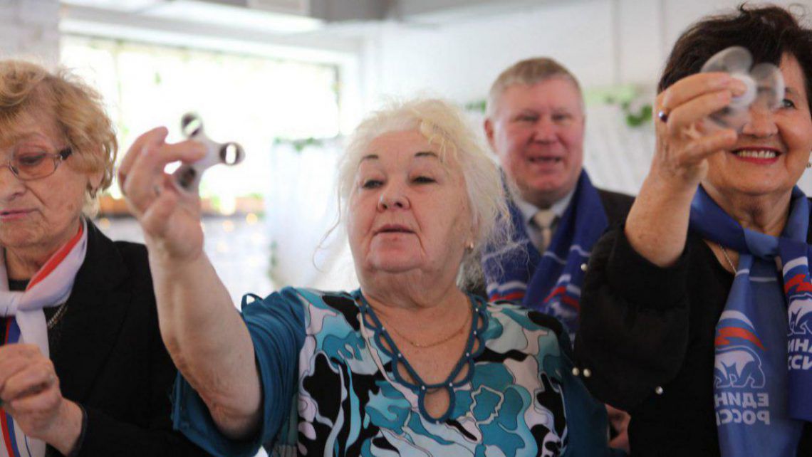 Rusia: Pensionare au primit câte un fidget spinner de 8 martie