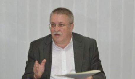 Он принял это решение в связи со своим временным отъездом в Болонью.