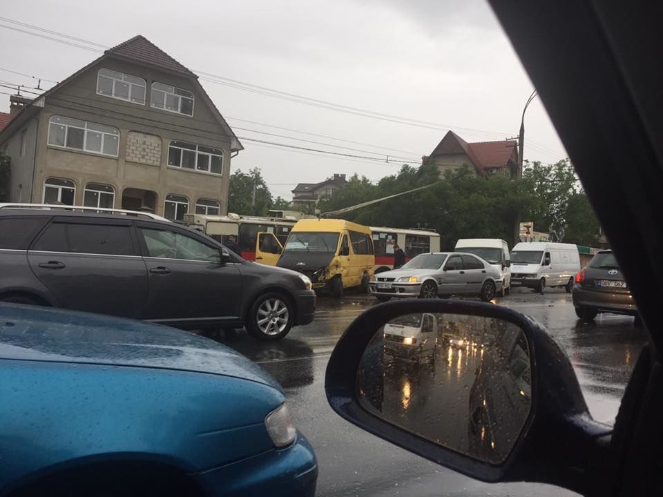 Astăzi în Chişinău s-au înregistrat mai multe accidente rutiere grave, în urma cărora patru persoane au fost rănite.