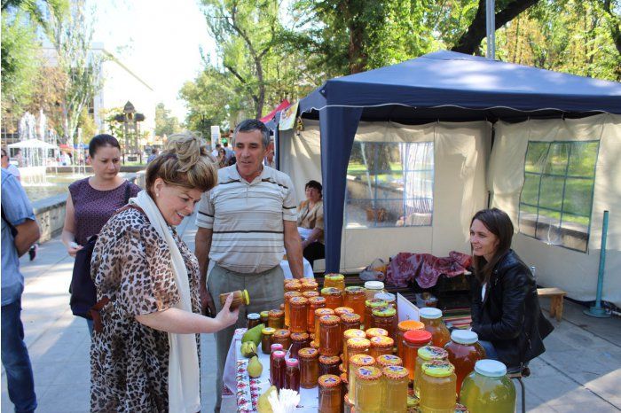 В центре Кишинева открылась ярмарка меда.