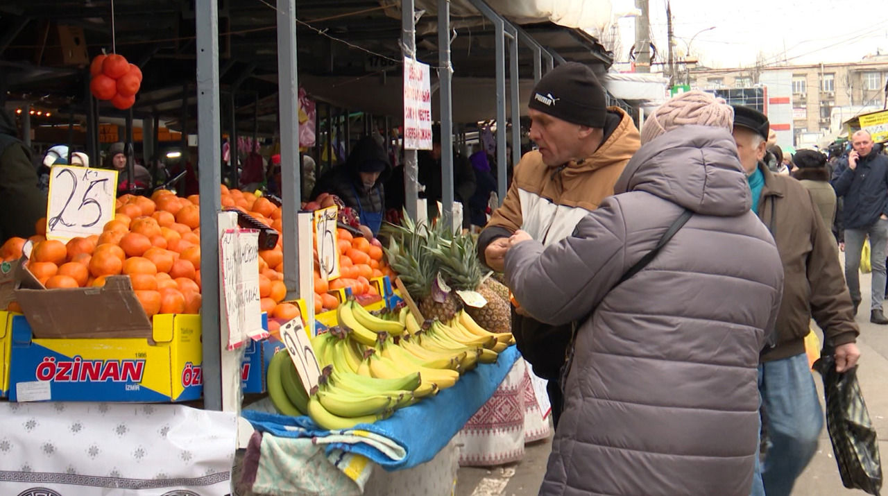 Masa de sărbători fără excese: Moldovenii cumpără mai puțin și țin cont de buget.