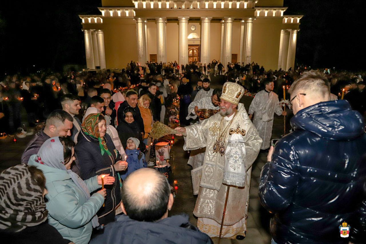 Сотни прихожан посетили Службу в Светлое Христово Воскресение.