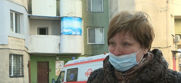 Мужчина с психическим заболеванием держит в страхе жильцов столичной многоэтажки.