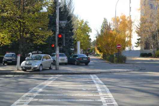Двое погибших были сбиты автомобилем в момент перехода улицы рядом с пешеходной разметкой.