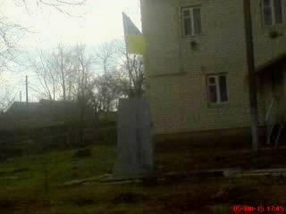 На месте памятника, который был расположен в центре села, вандалы водрузили украинский флаг.