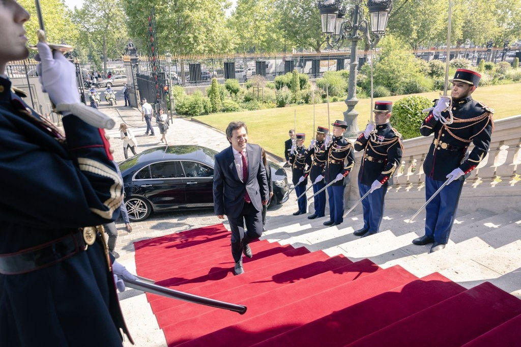 Нику Попеску вручил почетные награды двум чиновникам ЕС.