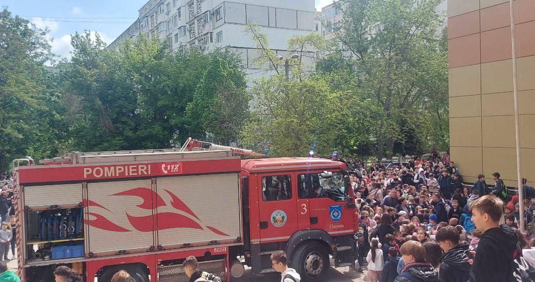Лицей "Ливиу Деляну" снова эвакуировали из-за пожара.