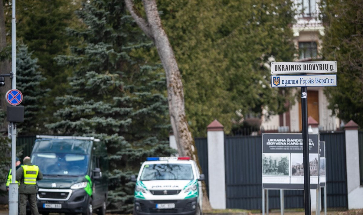 В посольство России в Вильнюсе две ночи подряд бросали коктейли Молотова.