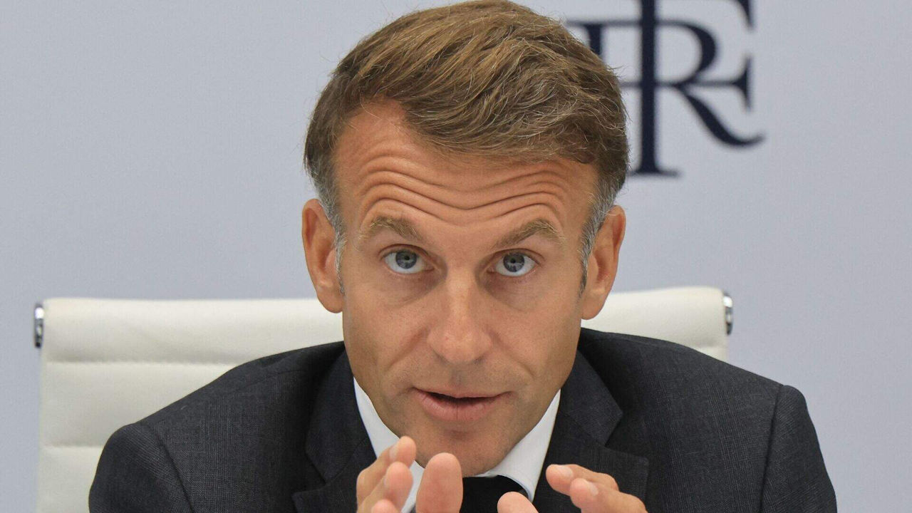 Глава МВД Франции подал в отставку на фоне массовых протестов: Макрон ее не принял.