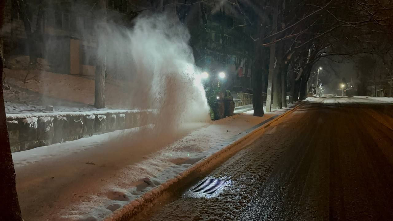 В Кишиневе более 400 человек ведут расчистку улиц от снега.