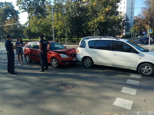 В центре Кишинева Kia въехала в Toyota.