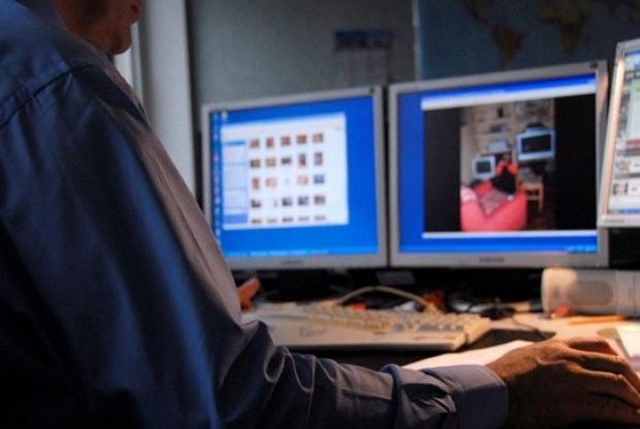 Cinci bărbați cu vârste cuprinse între 22 și 43 de ani, sunt cercetați penal fiind suspectați de pornografie infantilă. Foto: igp.gov.md