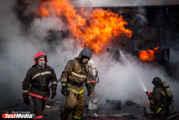 На место возгорания выдвигаются все экстренные службы.