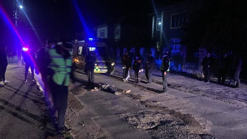 В Пересечина водитель переехал лежащего посреди дороги мужчину.