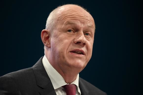 Scandal cu imagini pornografice: Un vicepremier britanic a demisionat