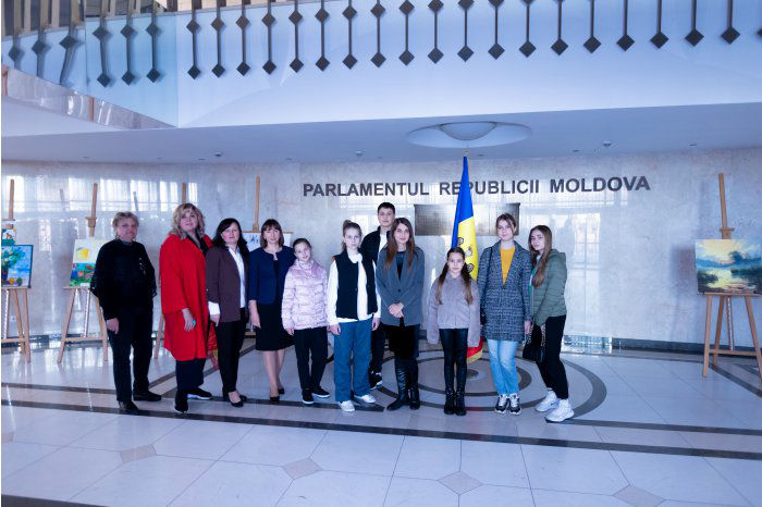 В парламенте открылась благотворительная выставка рисунков детей из Молдовы и Украины.