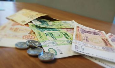 Cererea la valută a stopat aprecierea leului în raport cu dolarul american.