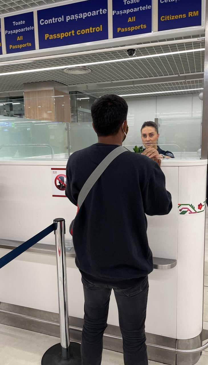 Гражданин Индии представил на пограничном контроле поддельный документ.