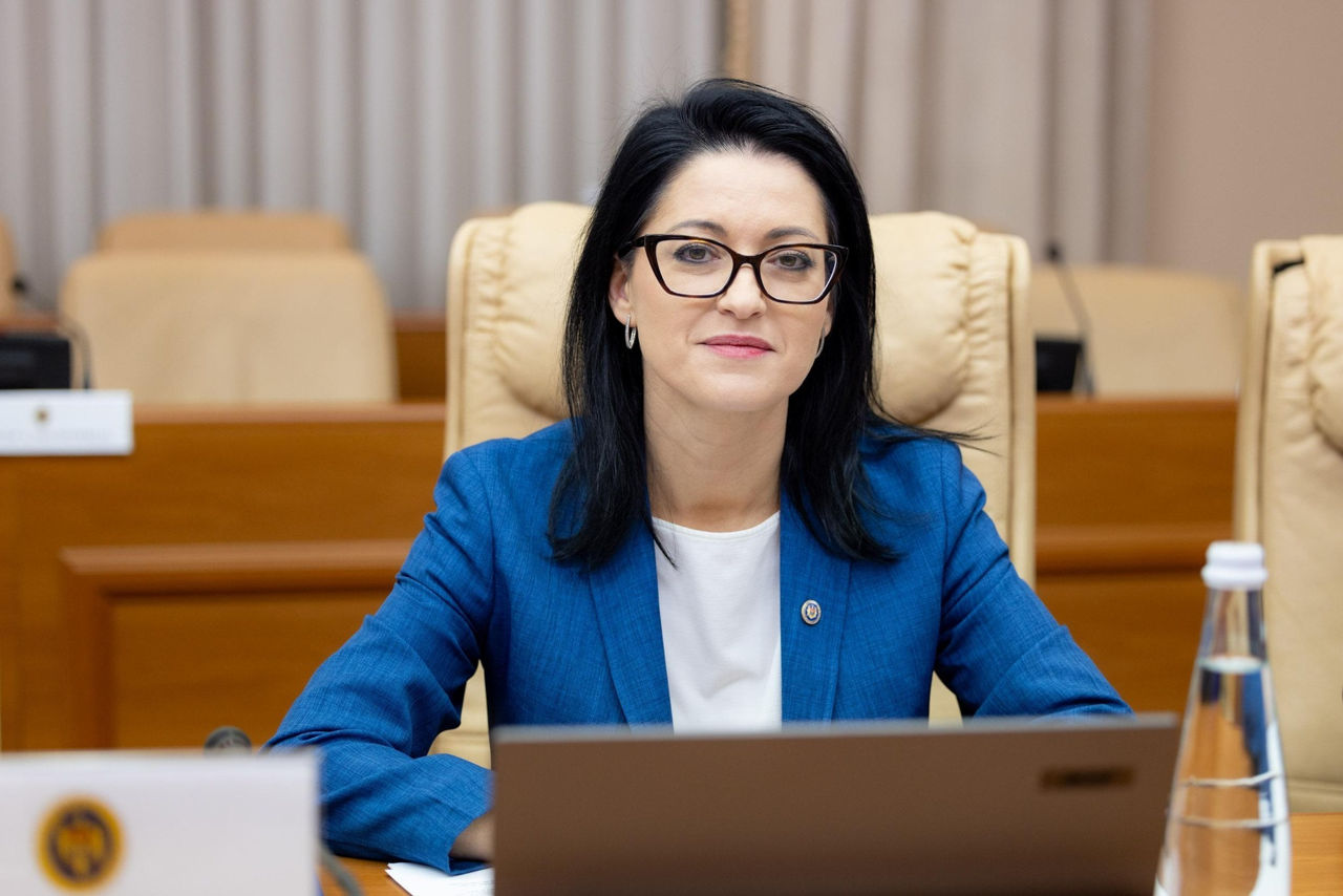 În Parlament va fi dezbătută moțiunea de cenzură împotriva ministrei Muncii și Protecției Sociale.