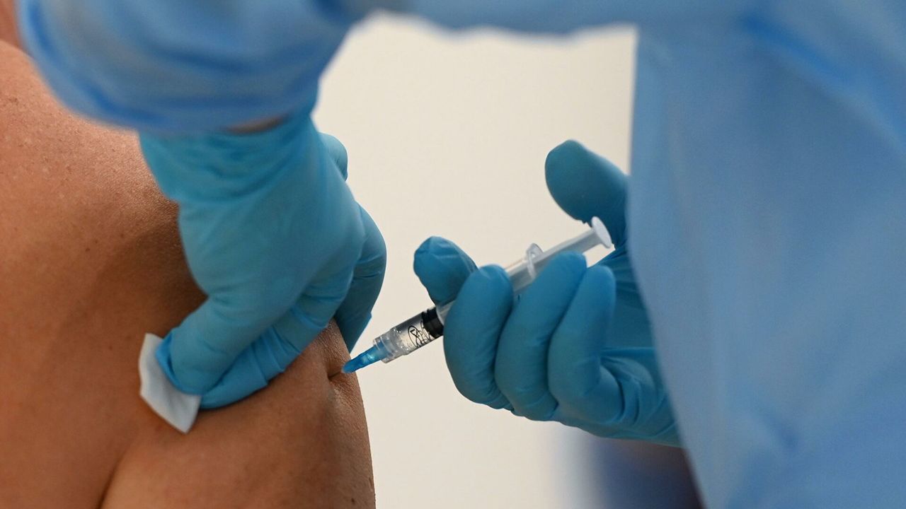 В ВОЗ рассказали, кому нужно делать бустерную дозу вакцины от COVID-19.