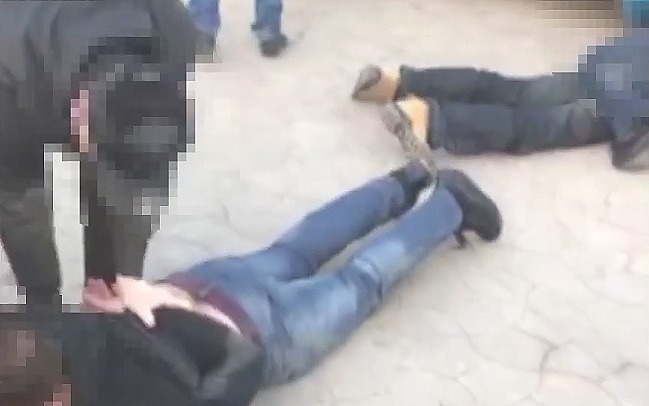 Полиция вычислила подозреваемых и организовала операцию по их задержанию.
