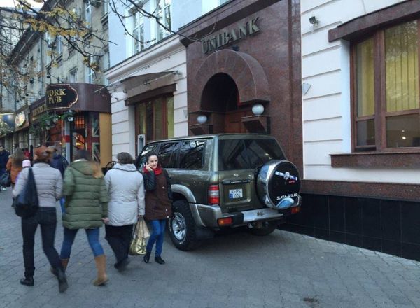 A intrat cu jeepul intr-o banca din centrul capitalei. Foto: protv.md