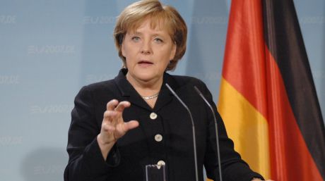 Criza refugiaţilor ne va schimba politica în mod radical, deplasând accentul încă o dată", a declarat Merkel miercuri la biroul său.