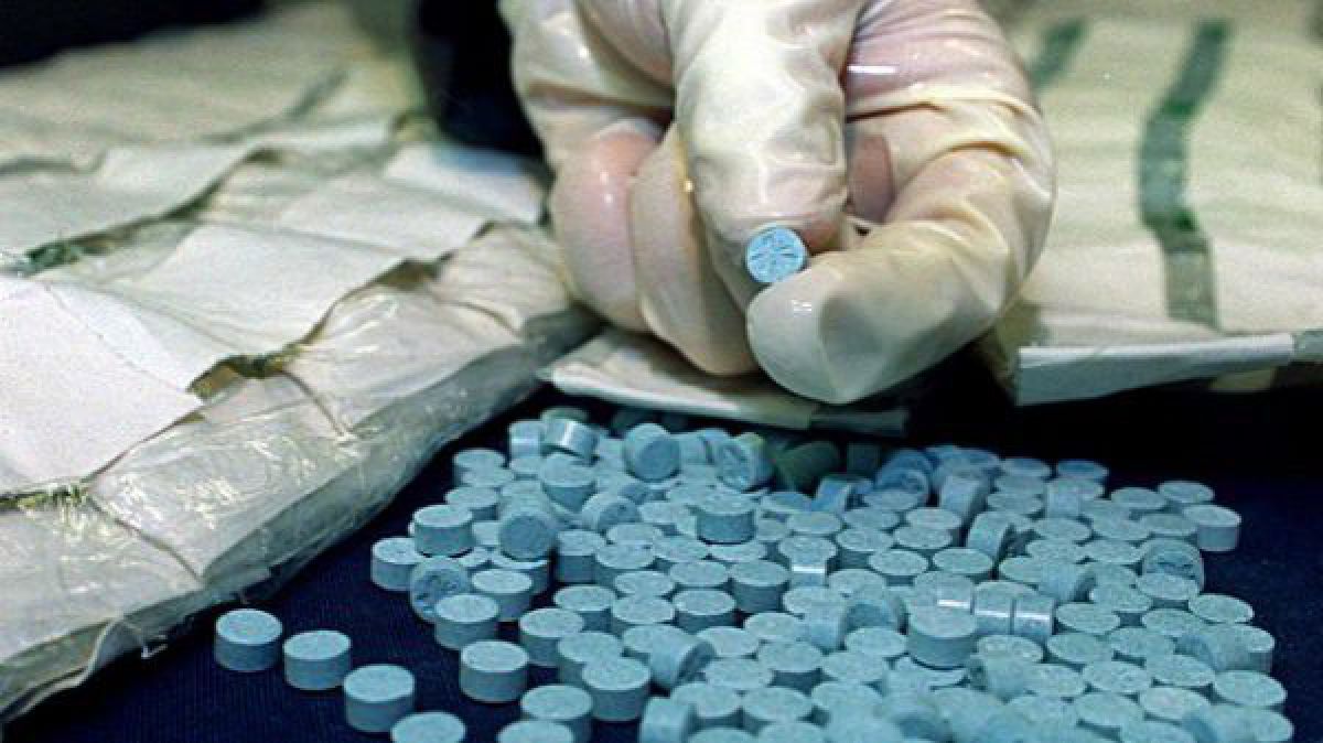 900 de pastile ecstasy în valoare de peste 150 000 lei, confiscate în cadrul unei operaţiuni comune. Foto: Cuvântul Libertăţii