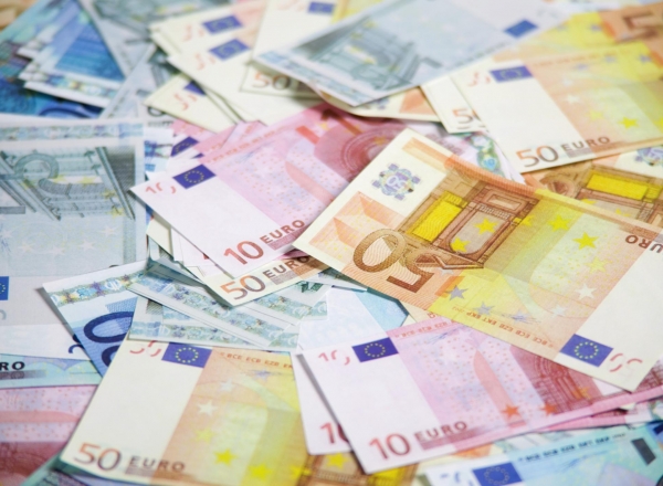 Moneda europeana da din nou palpitatii. Euro a trecut din nou de 19 lei la casele de schimb valutar.