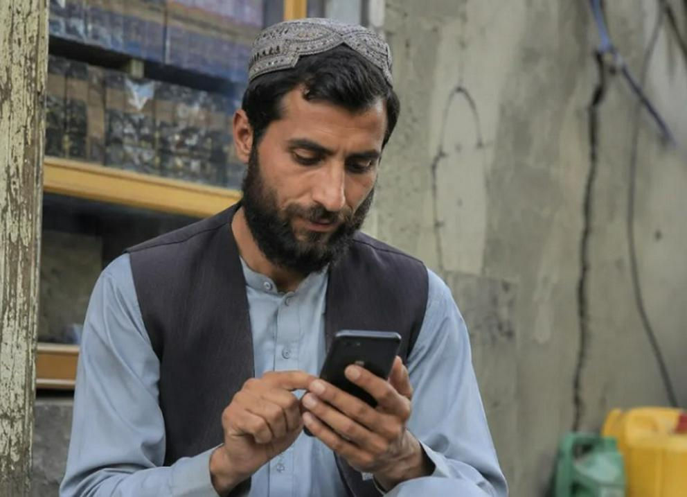 Funcționarii publici din Afganistan au interdicția de a folosi smartphone-uri.