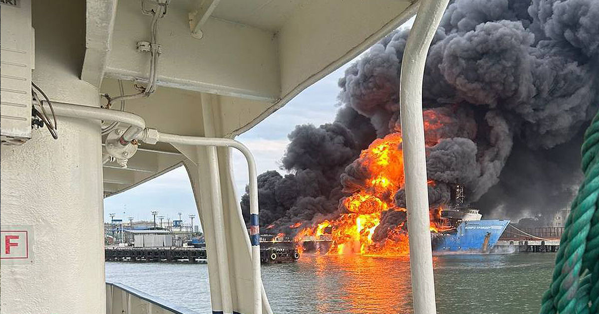 Un feribot cu combustibil, lovit cu rachete în portul Caucaz.
