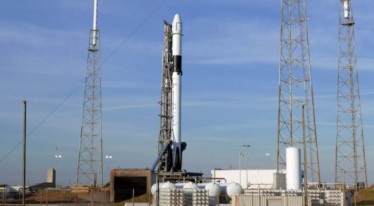 SpaceX отменила запуск Falcon 9 со спутником за две секунды до старта.