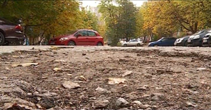 В столичный двор не хотят ехать такси и с трудом заежает скорая.