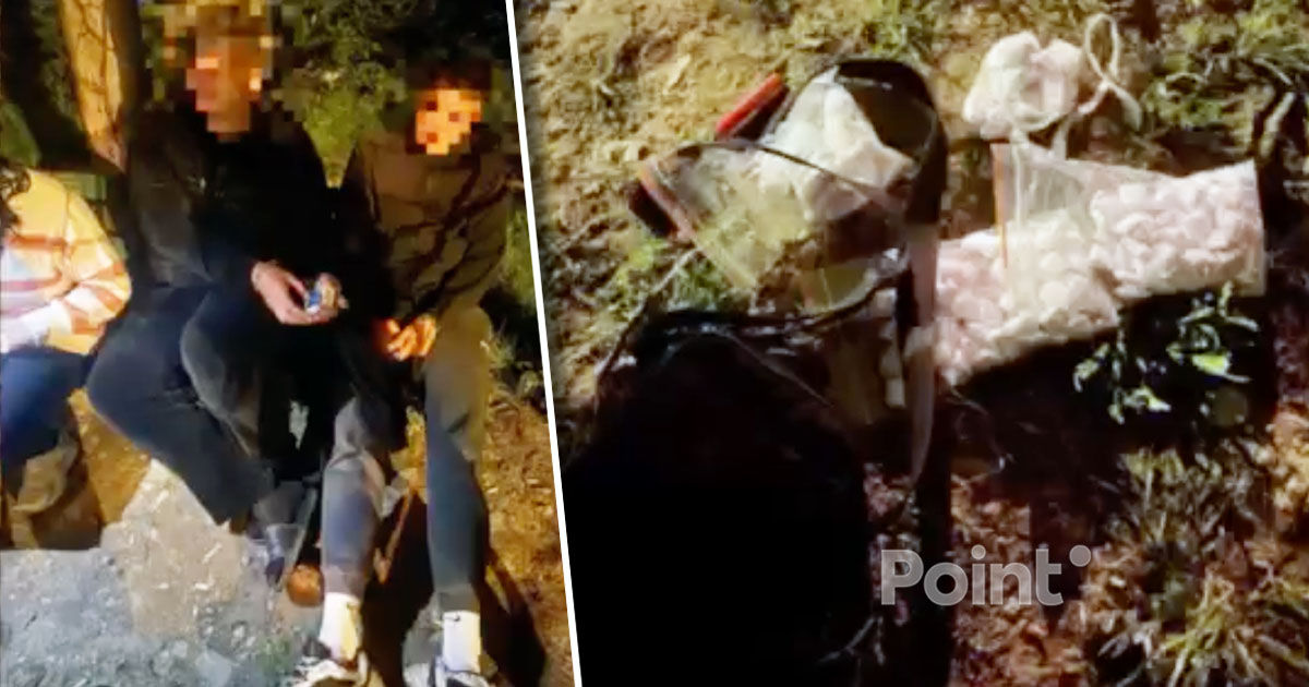 Trei tineri, arestați după ce poliția a găsit sute de pachețele cu droguri.