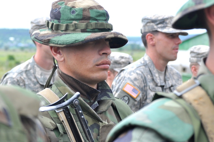 Американские специалисты проводят практические занятия с военнослужащими частей Национальной армии.
