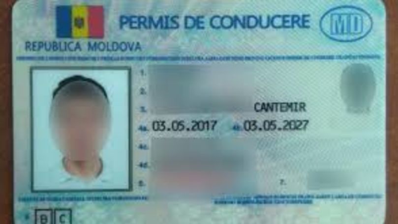 Молодой человек дважды пойман с поддельным водительским удостоверением.